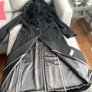 I’m selling a New Coat from Calvin Klein size 8 lady’s Coat fur but removable.